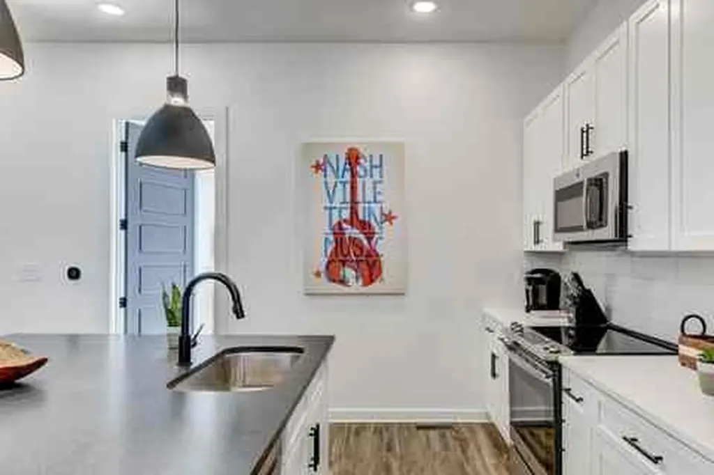 738 Douglas Avenue Nashville TN 37207