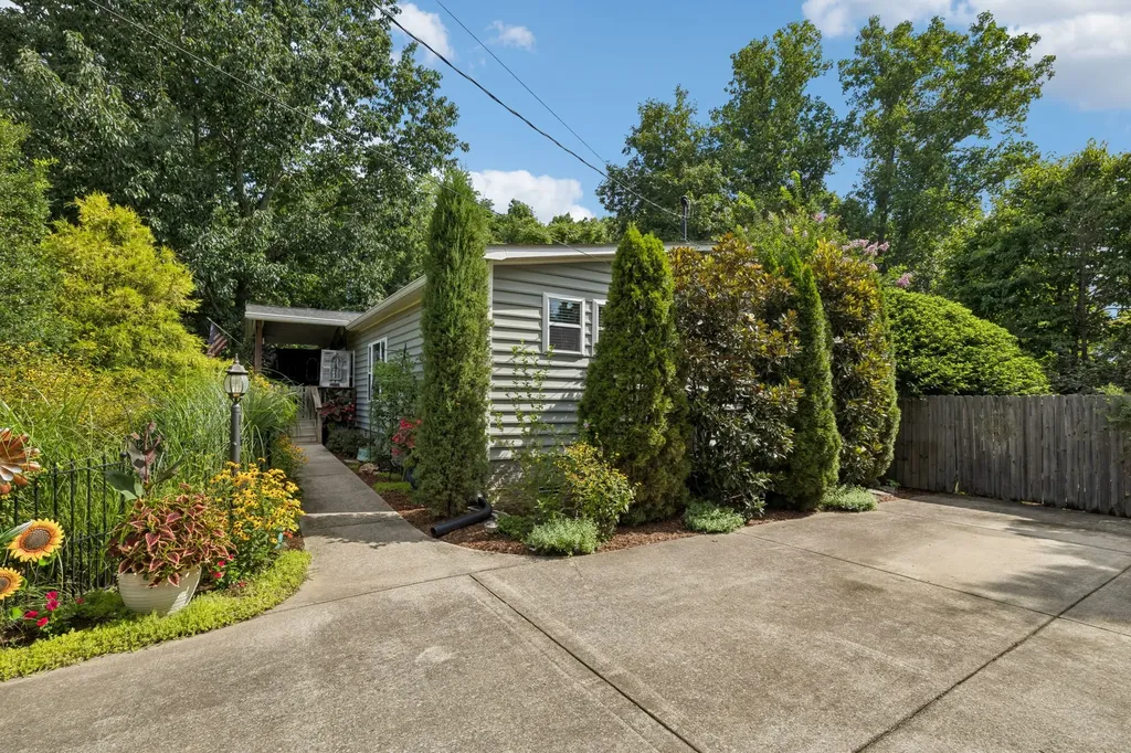 5499 Old Sams Creek Road Pegram TN 37143