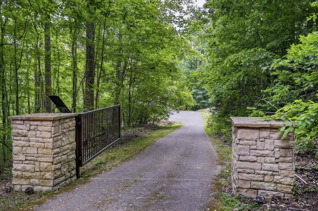 2304 Backbone Sparta TN 38583