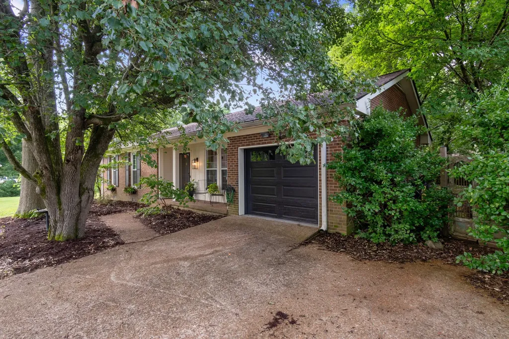 1702 Twin Oaks Court Franklin TN 37064