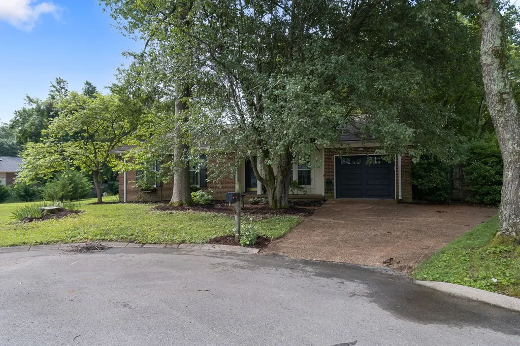 1702 Twin Oaks Court Franklin TN 37064