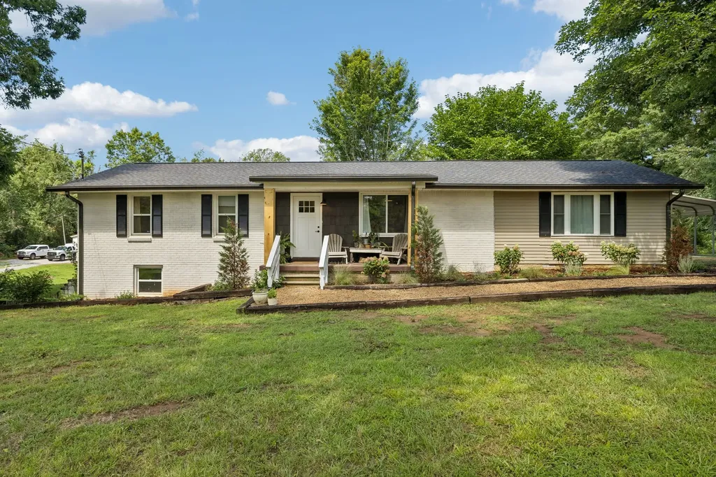 9062 E 40 Road Bon Aqua TN 37025