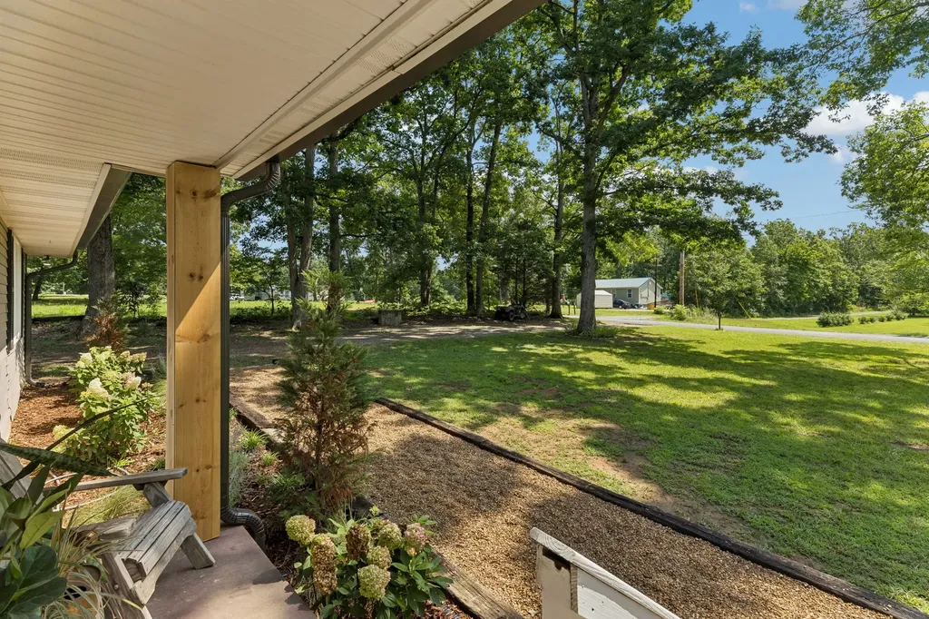 9062 E 40 Road Bon Aqua TN 37025