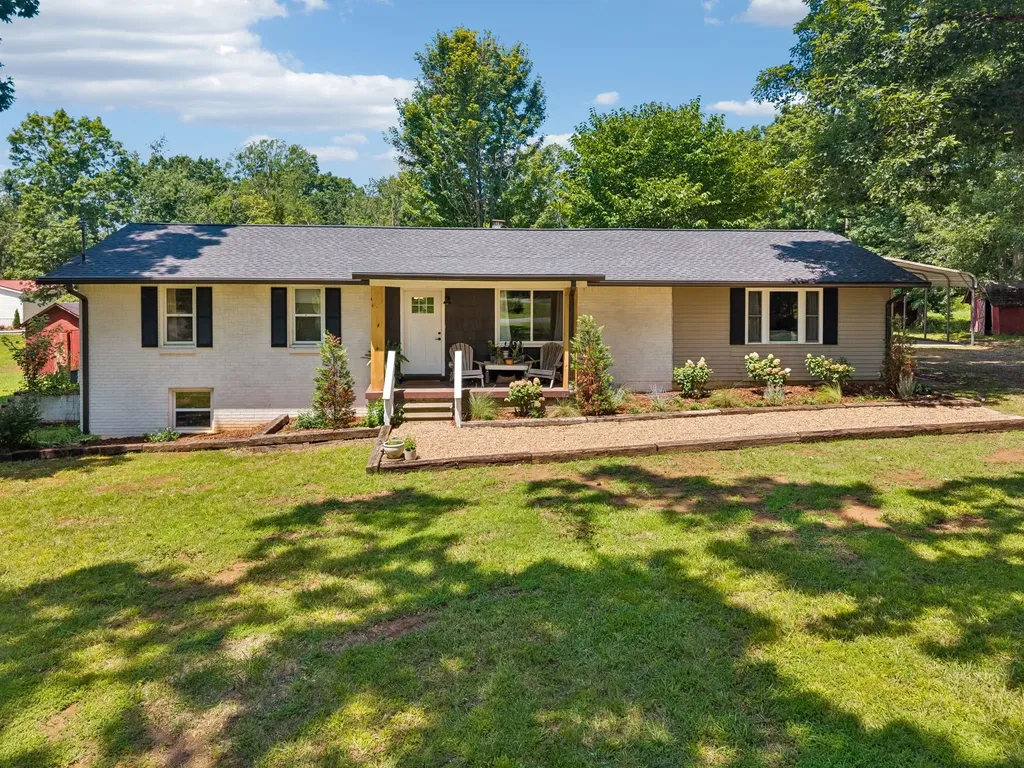 9062 E 40 Road Bon Aqua TN 37025