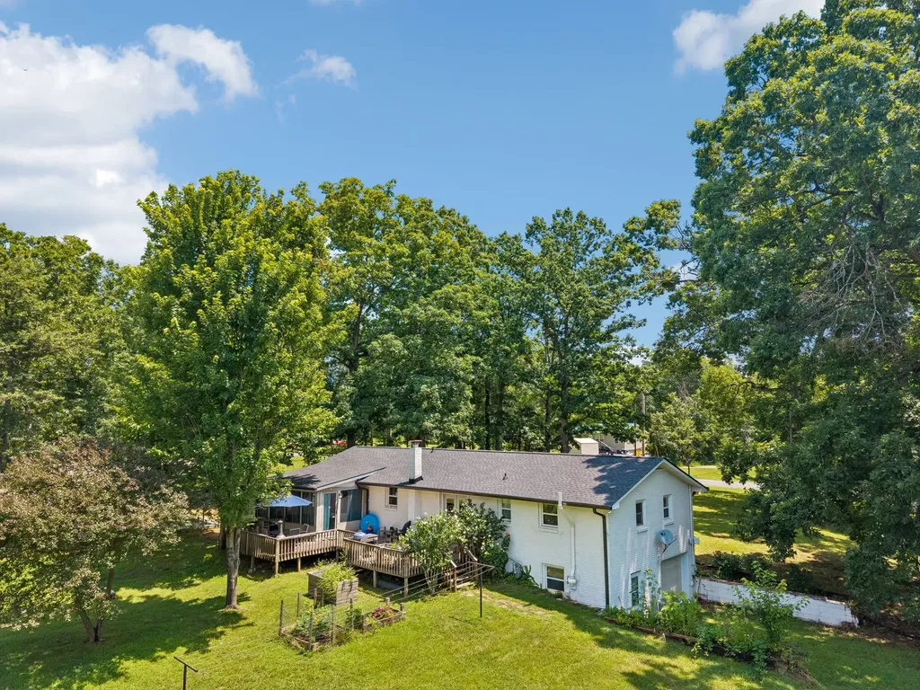 9062 E 40 Road Bon Aqua TN 37025