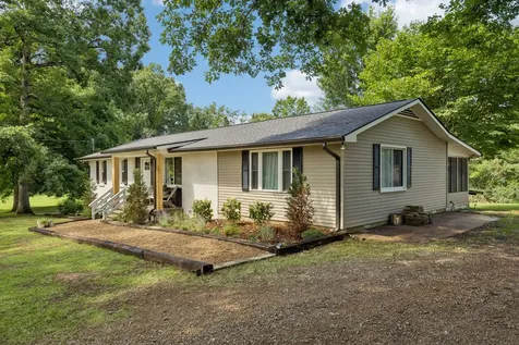 9062 E 40 Road Bon Aqua TN 37025