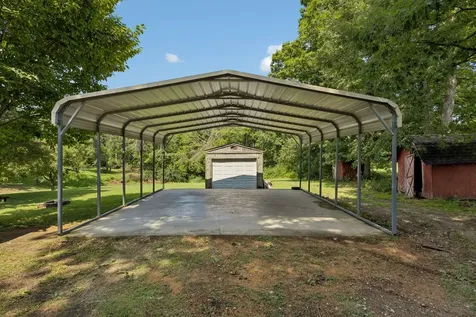 9062 E 40 Road Bon Aqua TN 37025