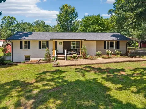 9062 E 40 Road Bon Aqua TN 37025