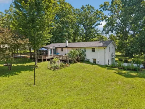 9062 E 40 Road Bon Aqua TN 37025