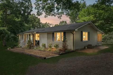 9062 E 40 Road Bon Aqua TN 37025
