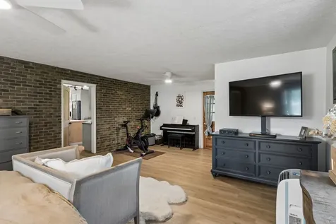 9062 E 40 Road Bon Aqua TN 37025