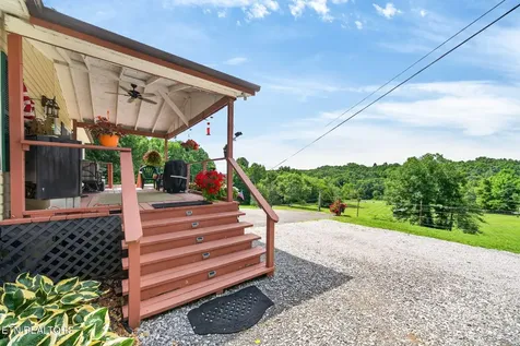 725 Old Flynns Cove Road Crossville TN 38572