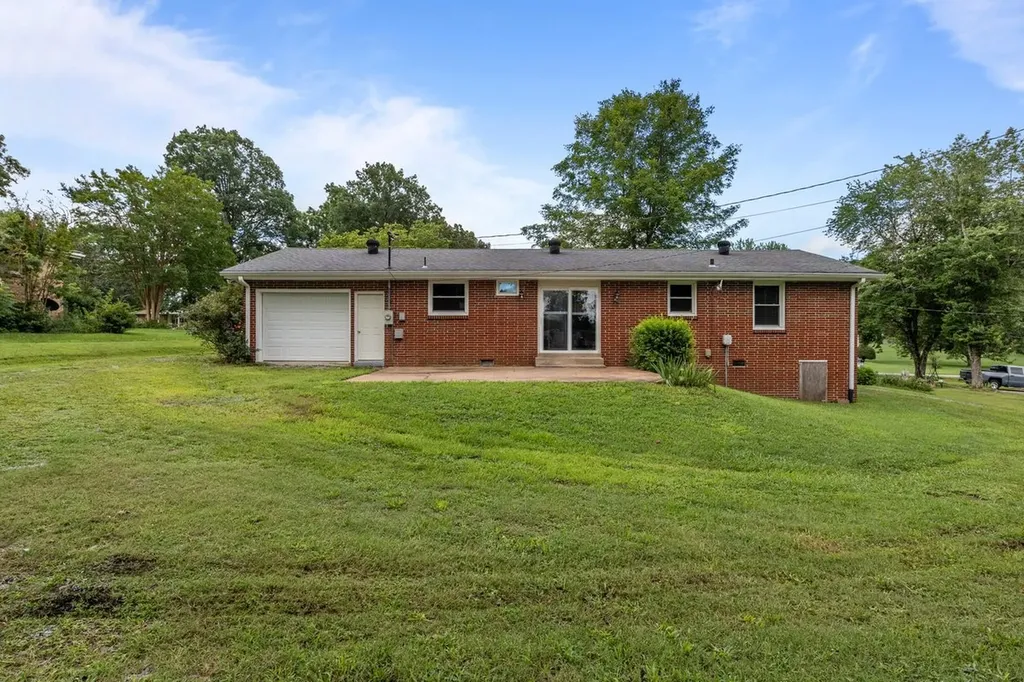 211 Tidwell Street Burns TN 37029