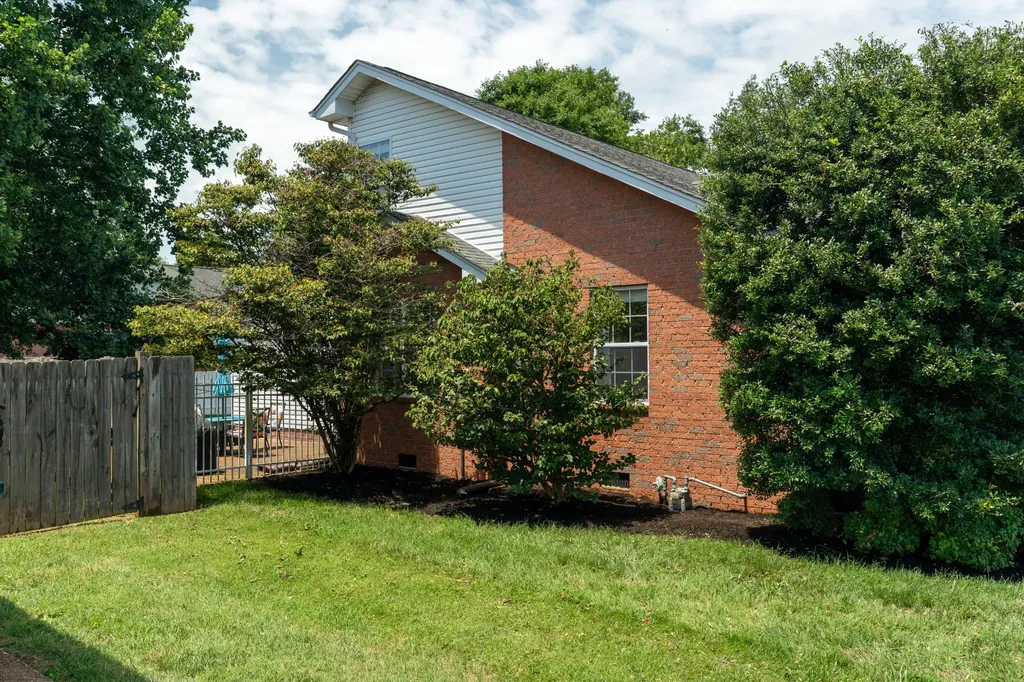 233 Lone Oak Drive White House TN 37188