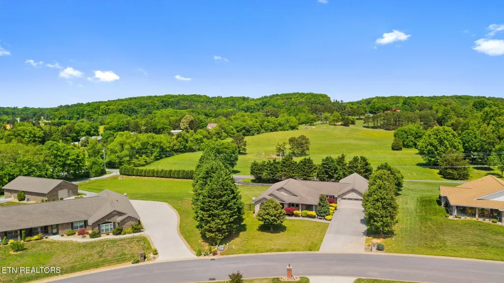 1018 Southwind Circle Dandridge TN 37725