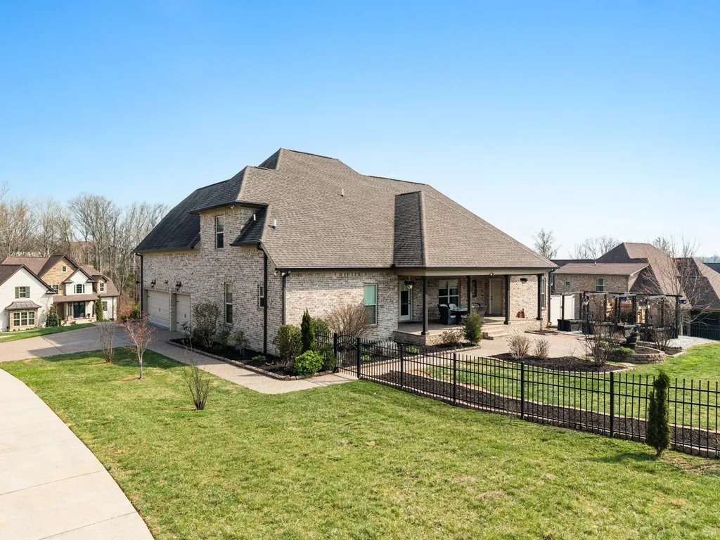2726 Cherrydale Drive Lebanon TN 37087