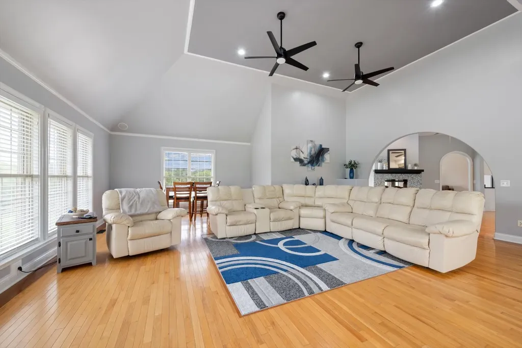 2155 Lake Road Greenbrier TN 37073