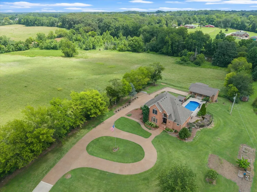 2155 Lake Road Greenbrier TN 37073