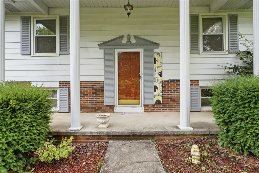 3088 Dixie Lee Circle Lenoir City TN 37772