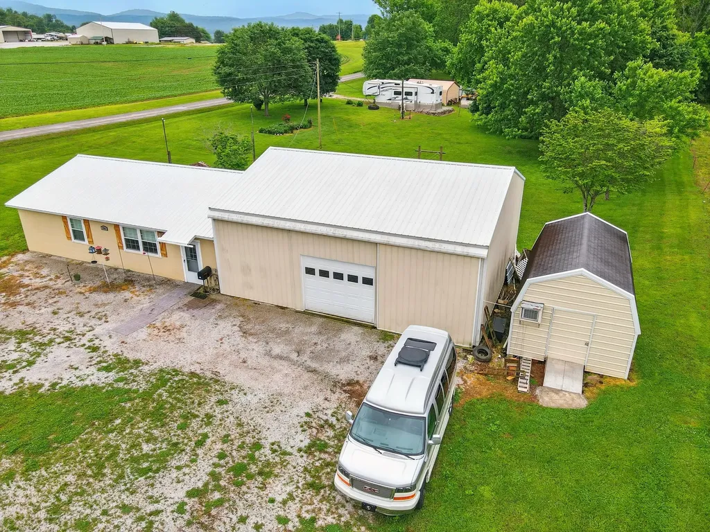 1142 Maxwell Road Belvidere TN 37306