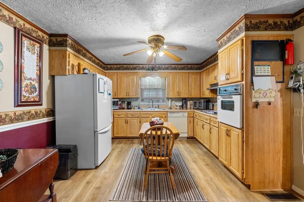607 N Palmers Chapel Road White House TN 37188