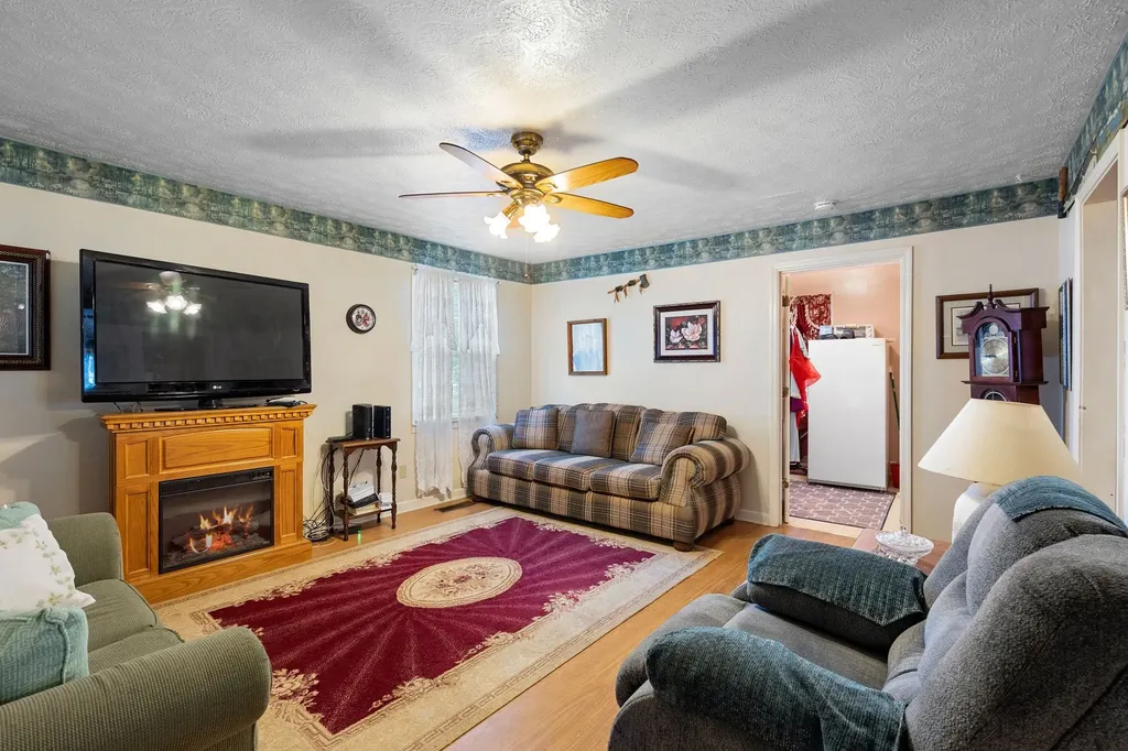 607 N Palmers Chapel Road White House TN 37188