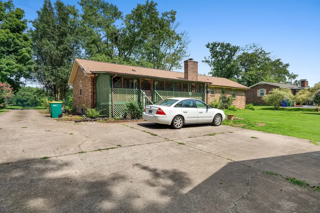 607 N Palmers Chapel Road White House TN 37188