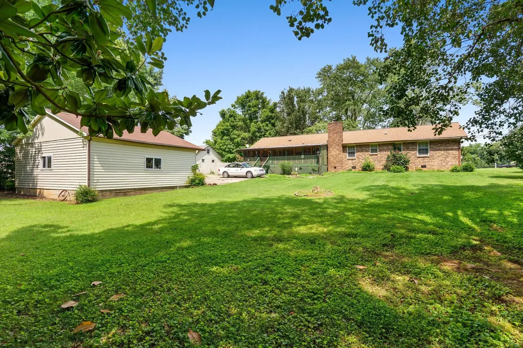 607 N Palmers Chapel Road White House TN 37188
