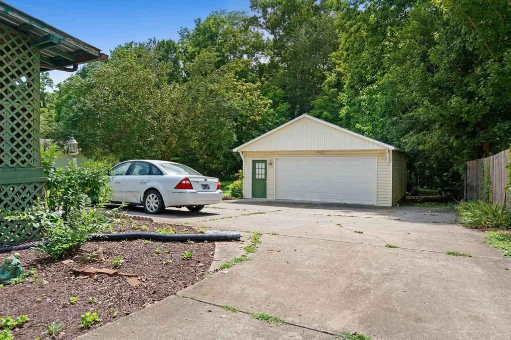 607 N Palmers Chapel Road White House TN 37188