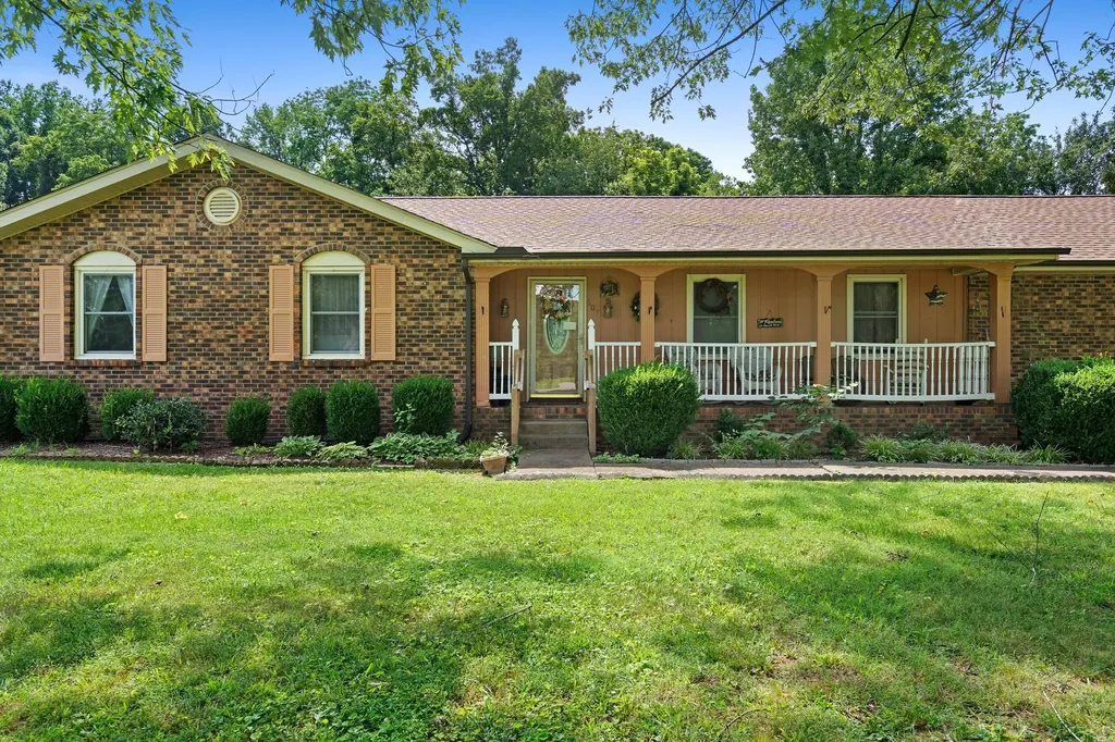 607 N Palmers Chapel Road White House TN 37188