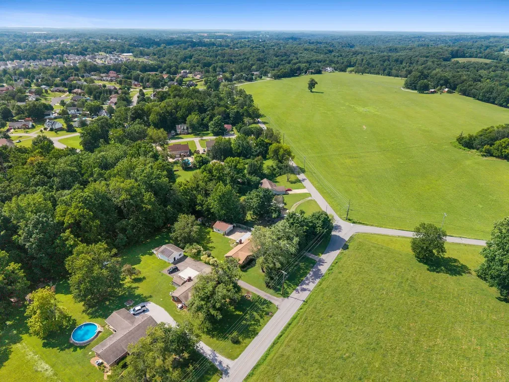 607 N Palmers Chapel Road White House TN 37188