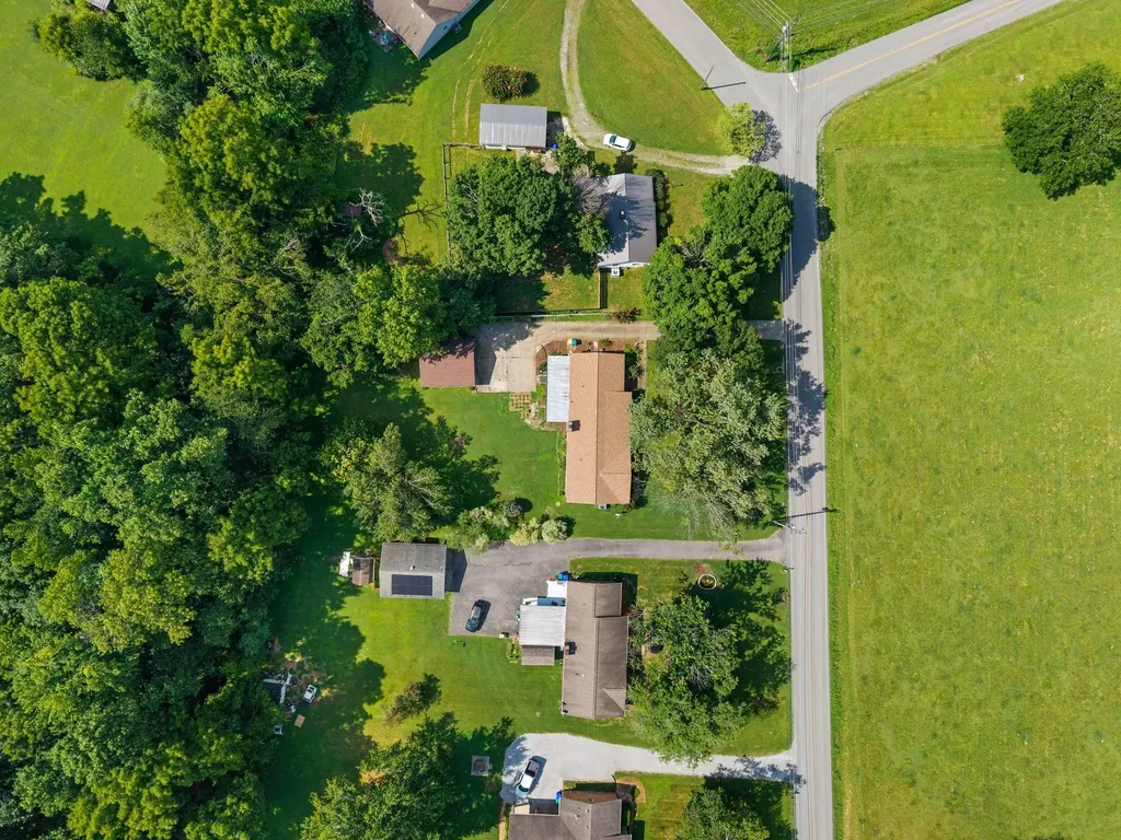 607 N Palmers Chapel Road White House TN 37188