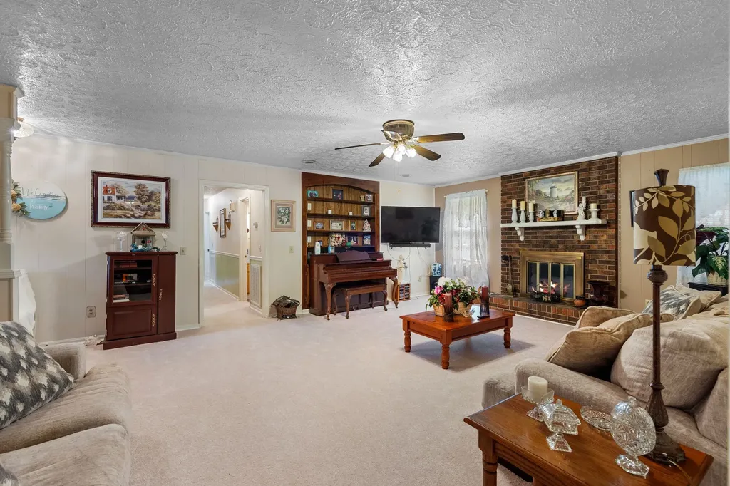 607 N Palmers Chapel Road White House TN 37188