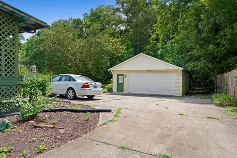 607 N Palmers Chapel Road White House TN 37188