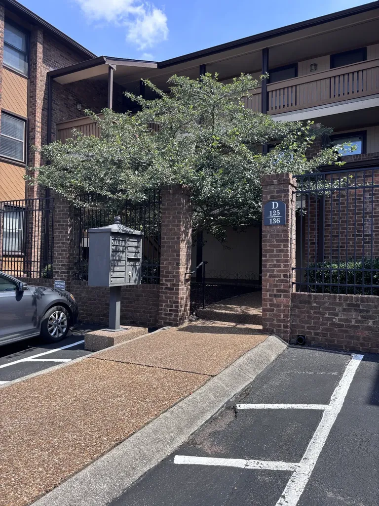 136 Hillsboro Place Nashville TN 37215