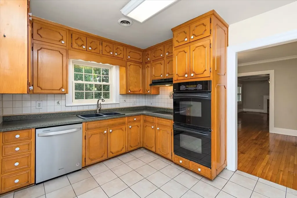 2011 Cedar Lane Nashville TN 37212