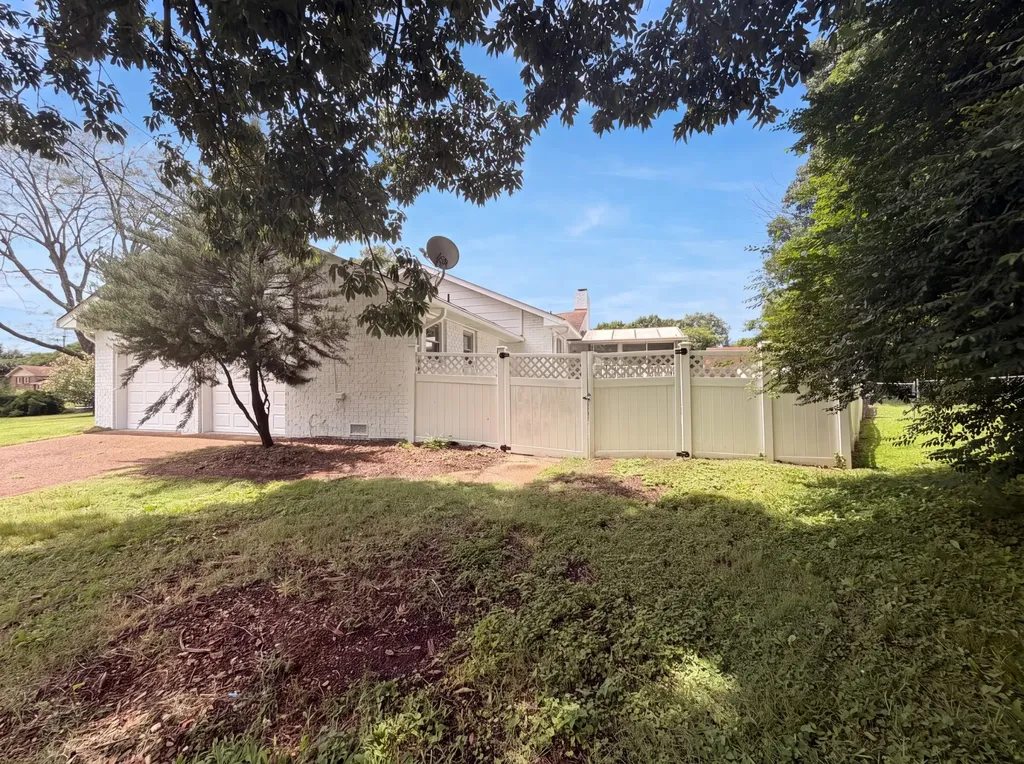 212 Islandia Ct, W Nashville TN 37217