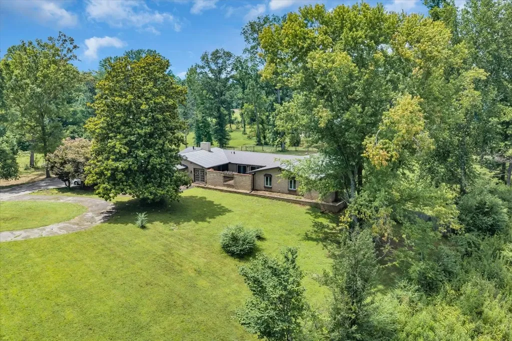 6126 Manchester Highway Morrison TN 37357