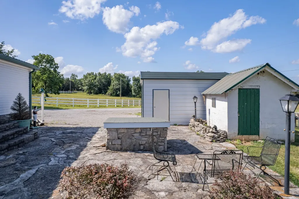 2141 Carpenter Bridge Road Columbia TN 38401