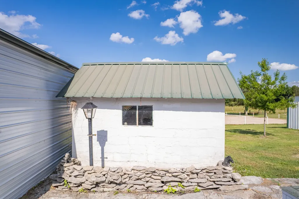 2141 Carpenter Bridge Road Columbia TN 38401