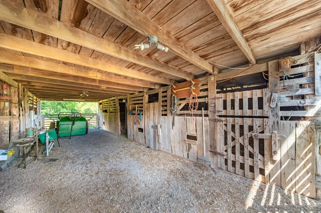 2141 Carpenter Bridge Road Columbia TN 38401