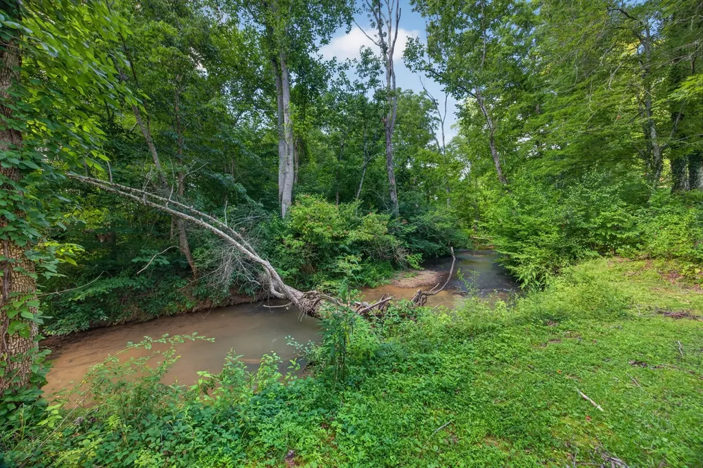 3669 N Riveroaks Drive Cookeville TN 38506
