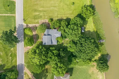 435 Lakeshore Drive Lexington TN 38351