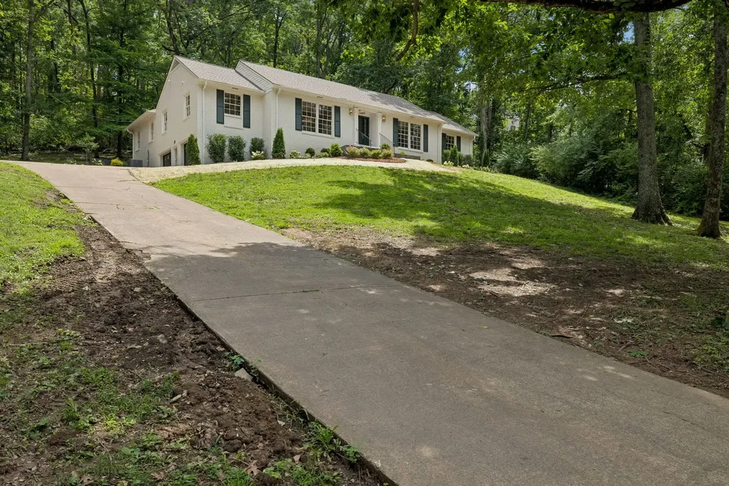 6004 Hillsboro Pike Nashville TN 37215