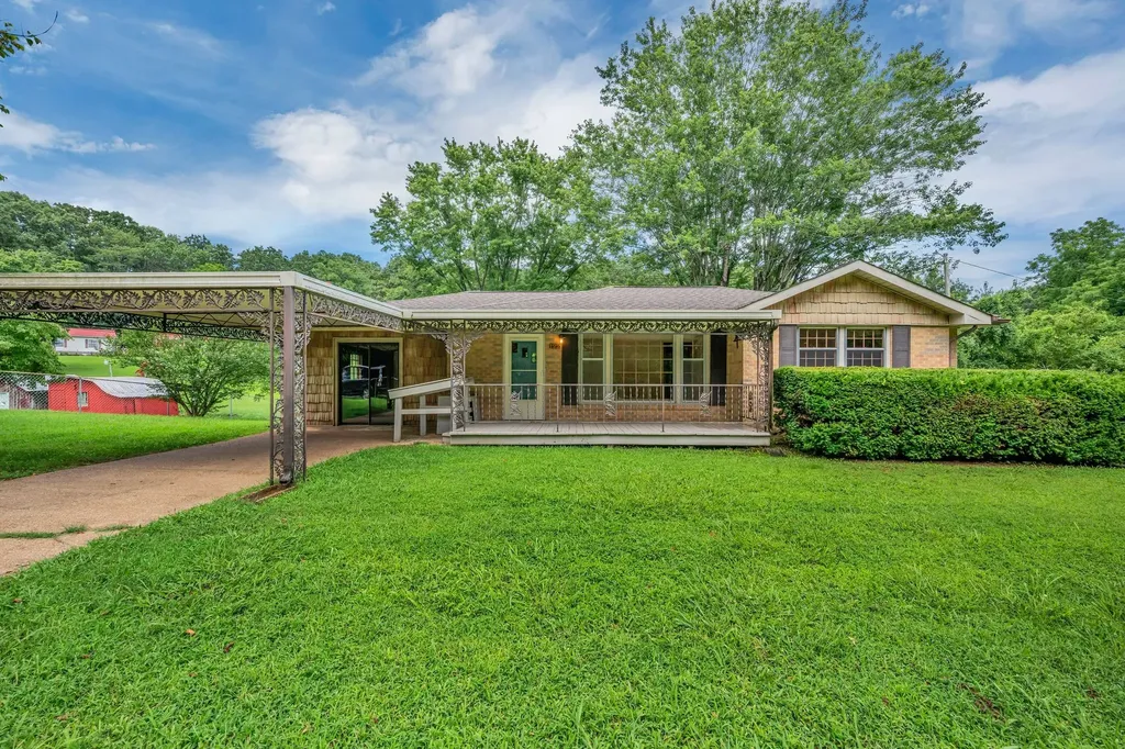 122 Tracy Academy Street Charlotte TN 37036