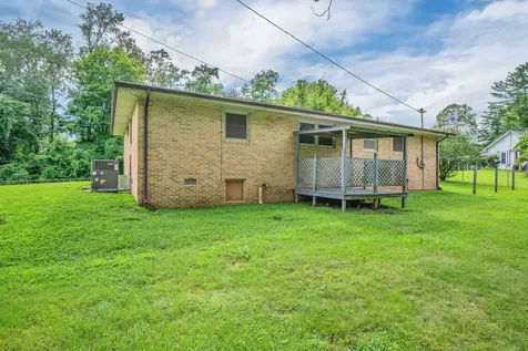 122 Tracy Academy Street Charlotte TN 37036