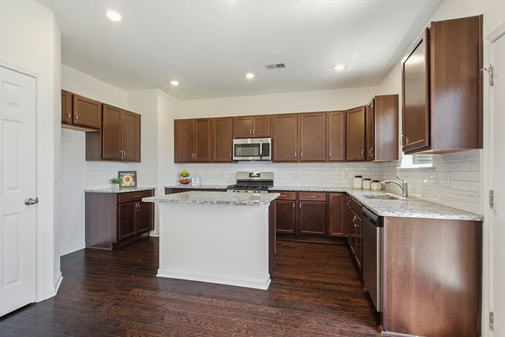 156 Hampshire Way White House TN 37188