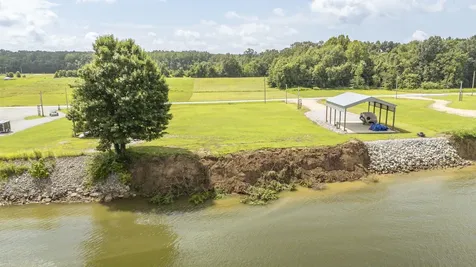 648 River Front Drive Clifton TN 38425