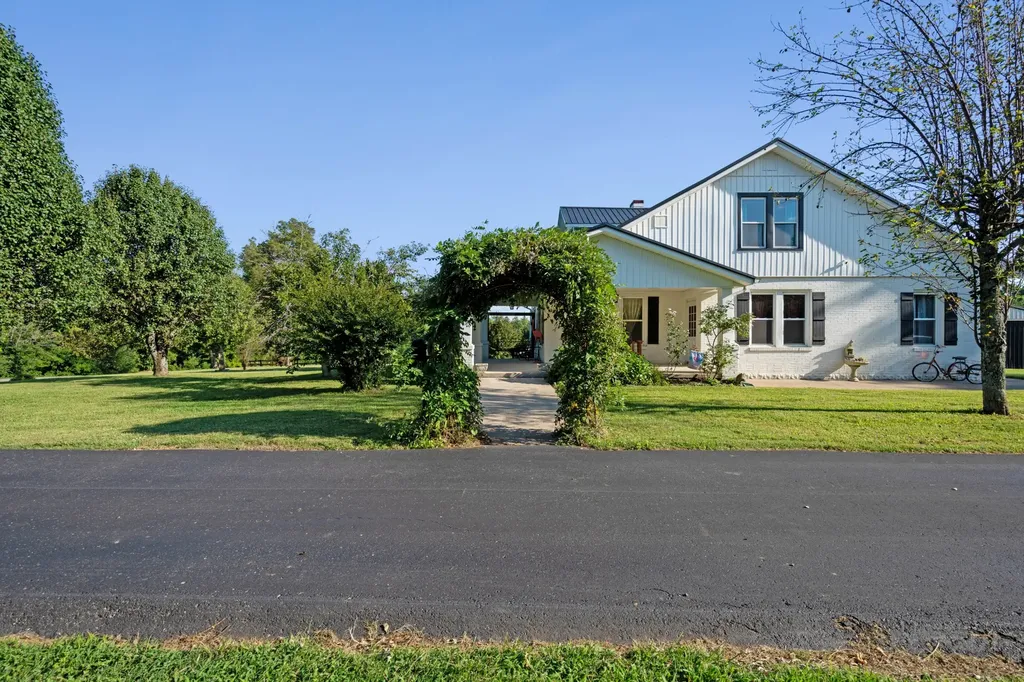 4525 Highway 231, S Castalian Springs TN 37031