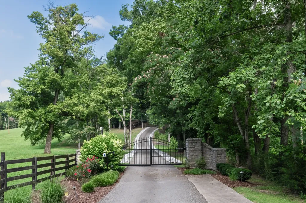 1025 Choate Road Dickson TN 37055